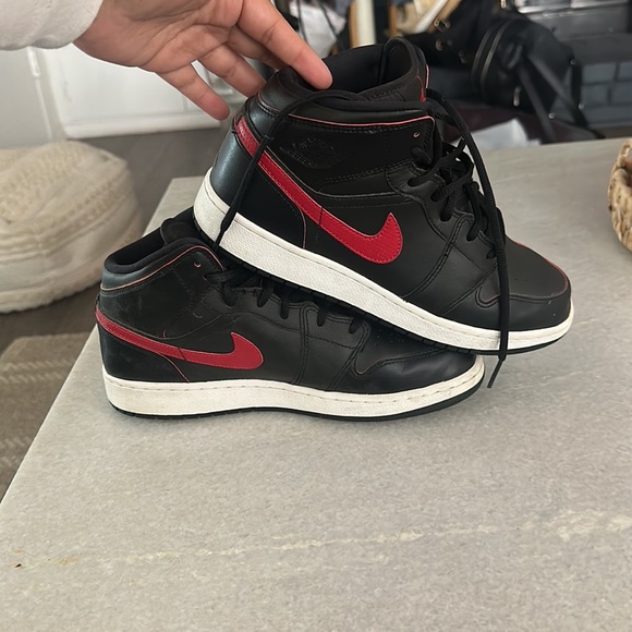 Jordan 1 Retro Mid black Gym Red Sneaker - Picture 5 of 8